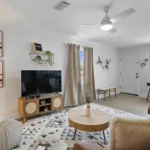 Boho Inspired In The Heart Of Bay! Apartment
